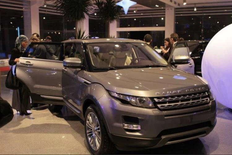 Range Rover Evoque présenté aux invités dans le showroom.