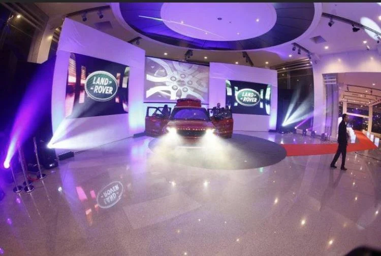 Scénographie lumineuse et espace de réception du lancement Evoque.