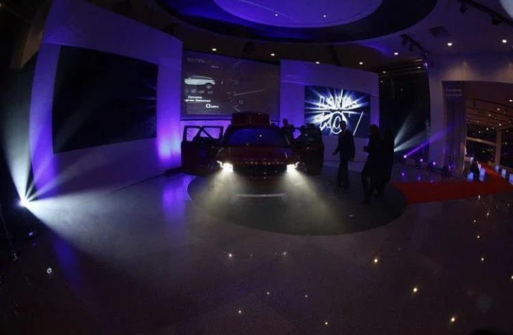 Vue de la mise en scène lumineuse du showroom.