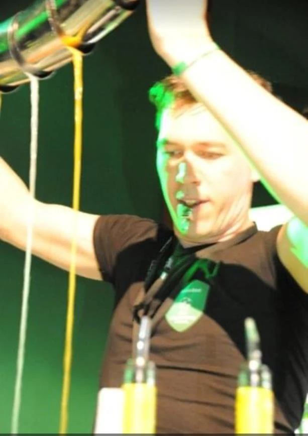 Performance de bar dans les archives du lancement Heineken.