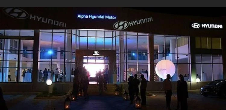 Showroom Hyundai illuminé pour le lancement en Tunisie.