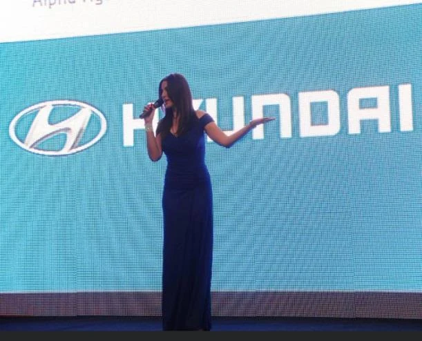 Prise de parole devant le décor Hyundai.