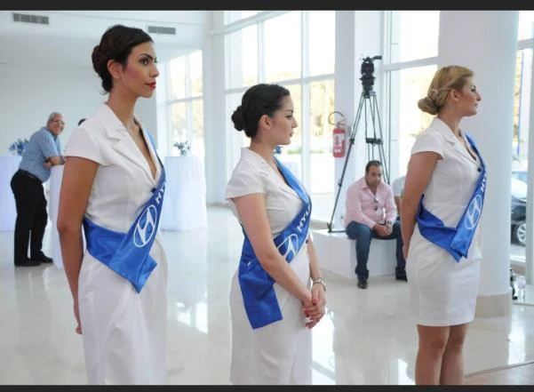 Accueil des invités dans le showroom Hyundai.