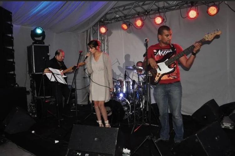 Musiciens sur scène pendant le lancement Panasonic.