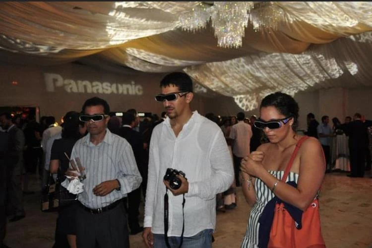Invités découvrant les produits au lancement Panasonic.