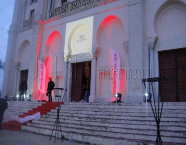 Façade de l’Acropolium éclairée pour la réception.