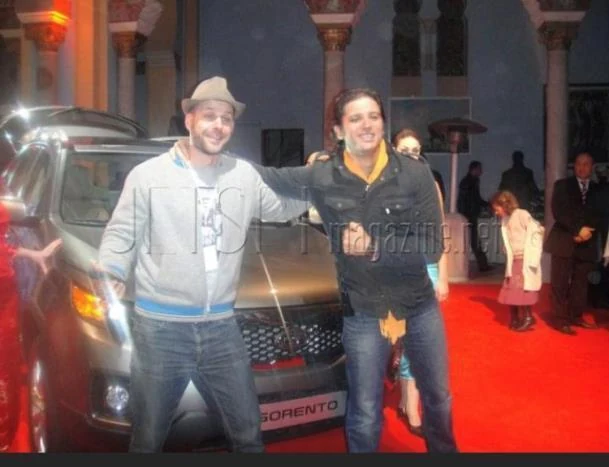 Invités devant le Kia Sorento lors du lancement.