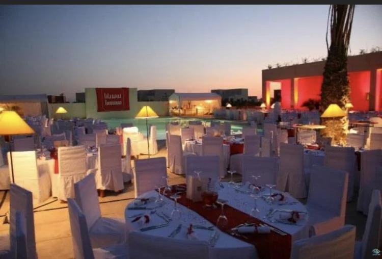 Tables de réception Tunisiana au bord de la piscine à Gammarth.